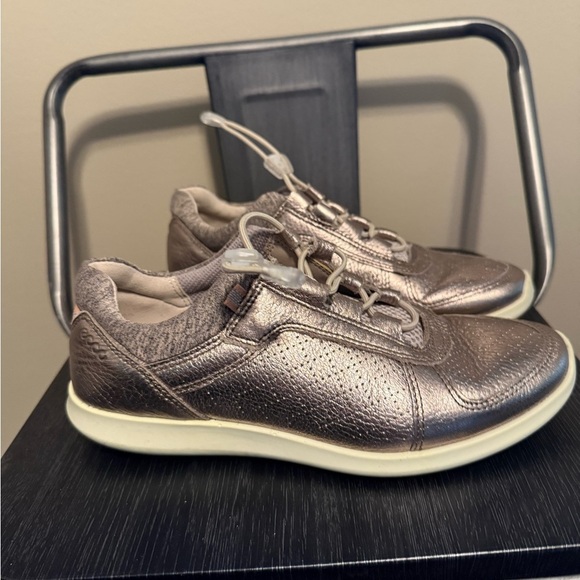 ECCO Women's Sense Toggle Fashion Sneaker, Rose Gold Sz 5 - Picture 10 of 15